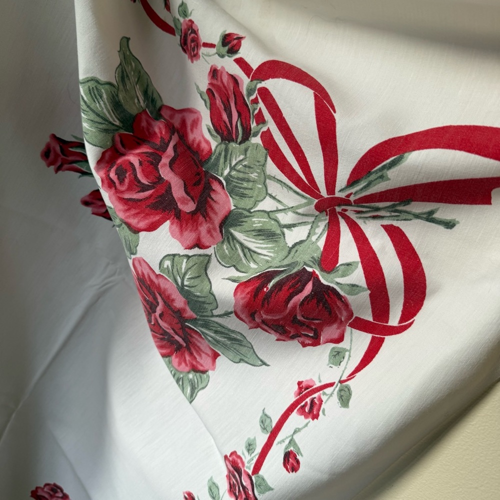 1960s Rose & Coquette Bow Cotton Tablecloth - Picture 3 of 11